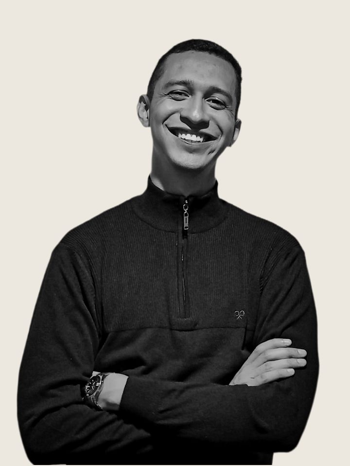 Jesús Valenzuela, sonriendo con los brazos cruzados